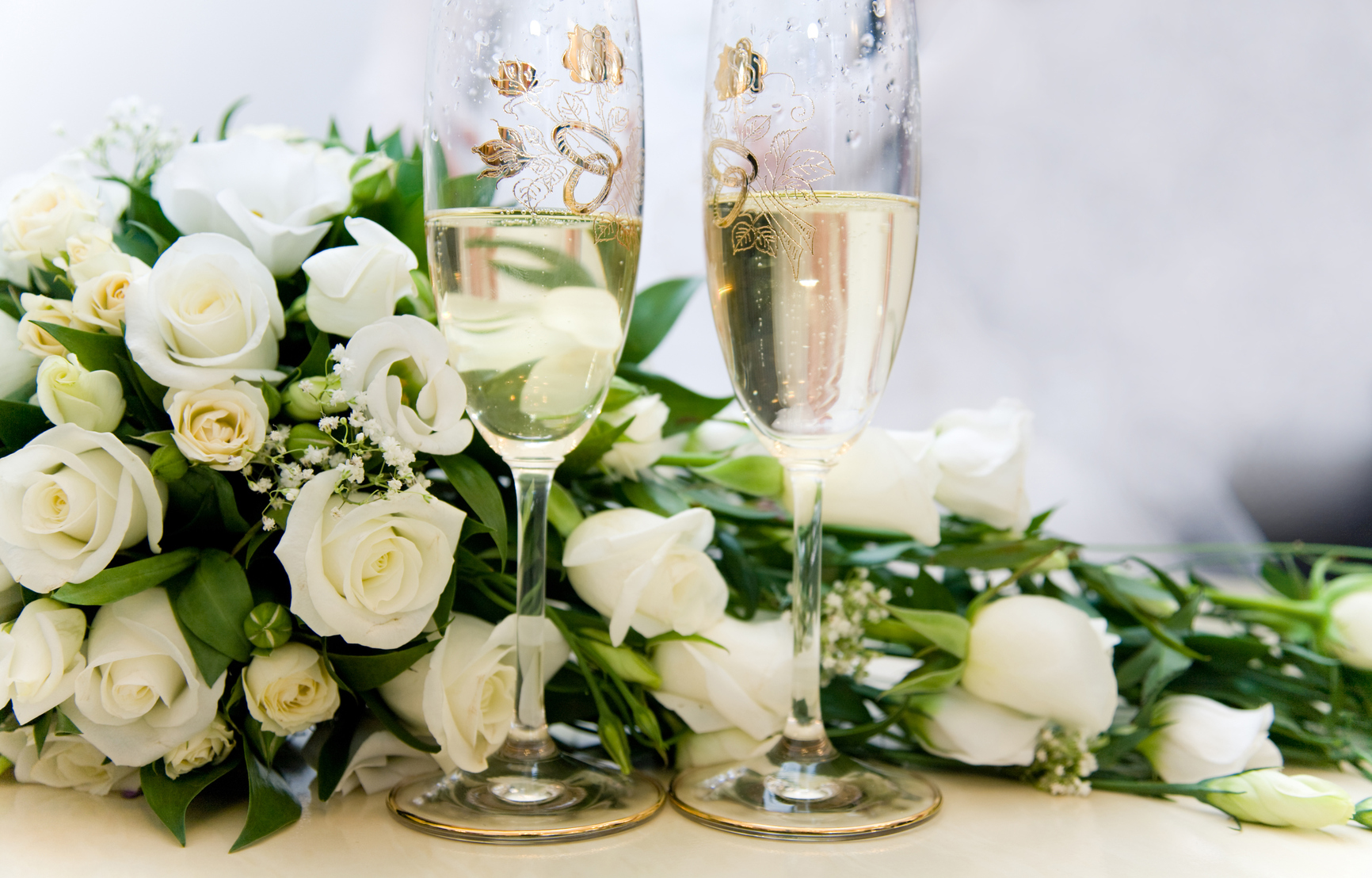 Шампанское и розы 69. Свадебный букет и шампанское. Белые розы и шампанское. Букет роз с шампанским. Букет в бокале.